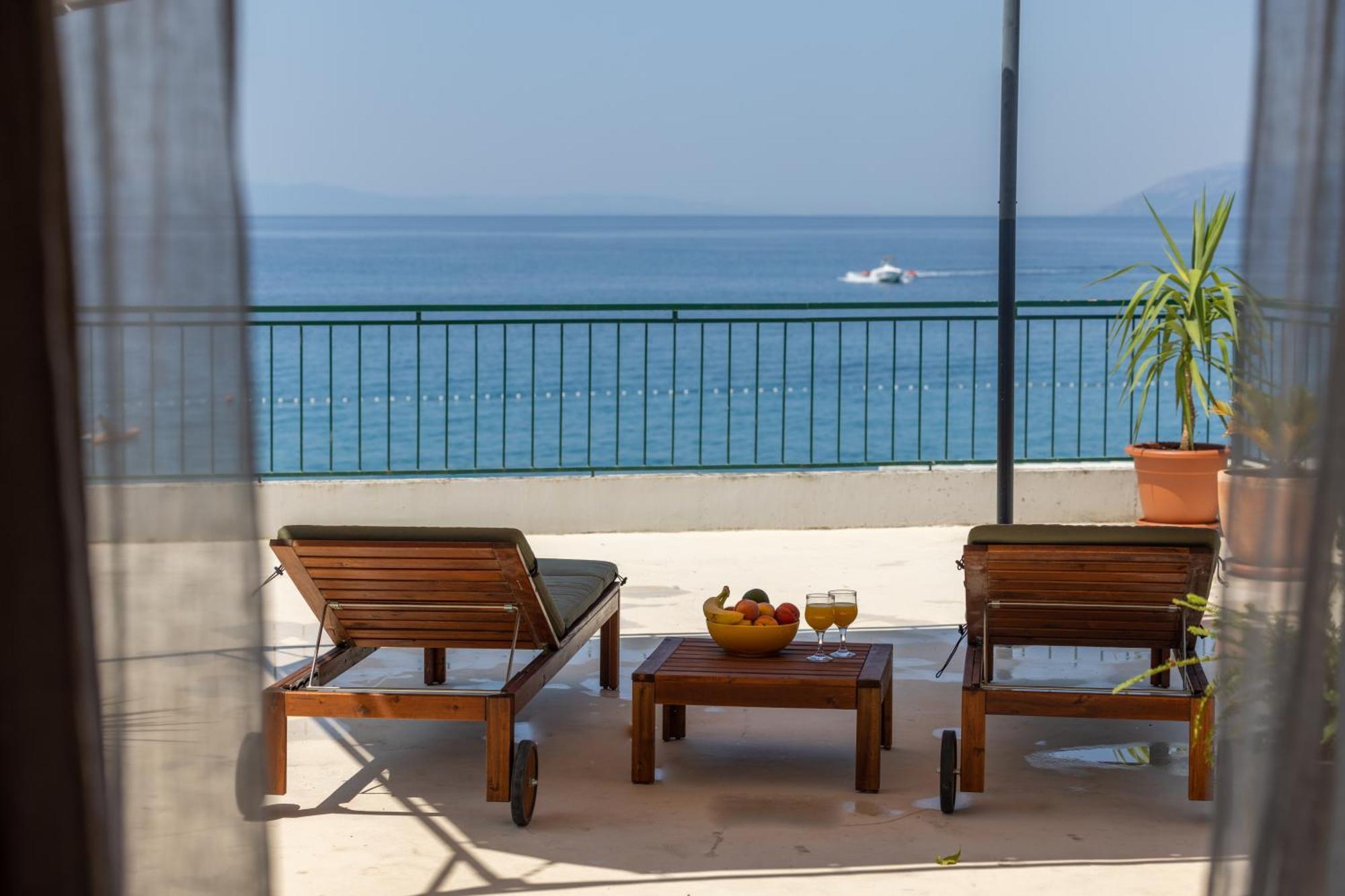 Beachfront Comfort Apartment Nives Tucepi Exterior photo
